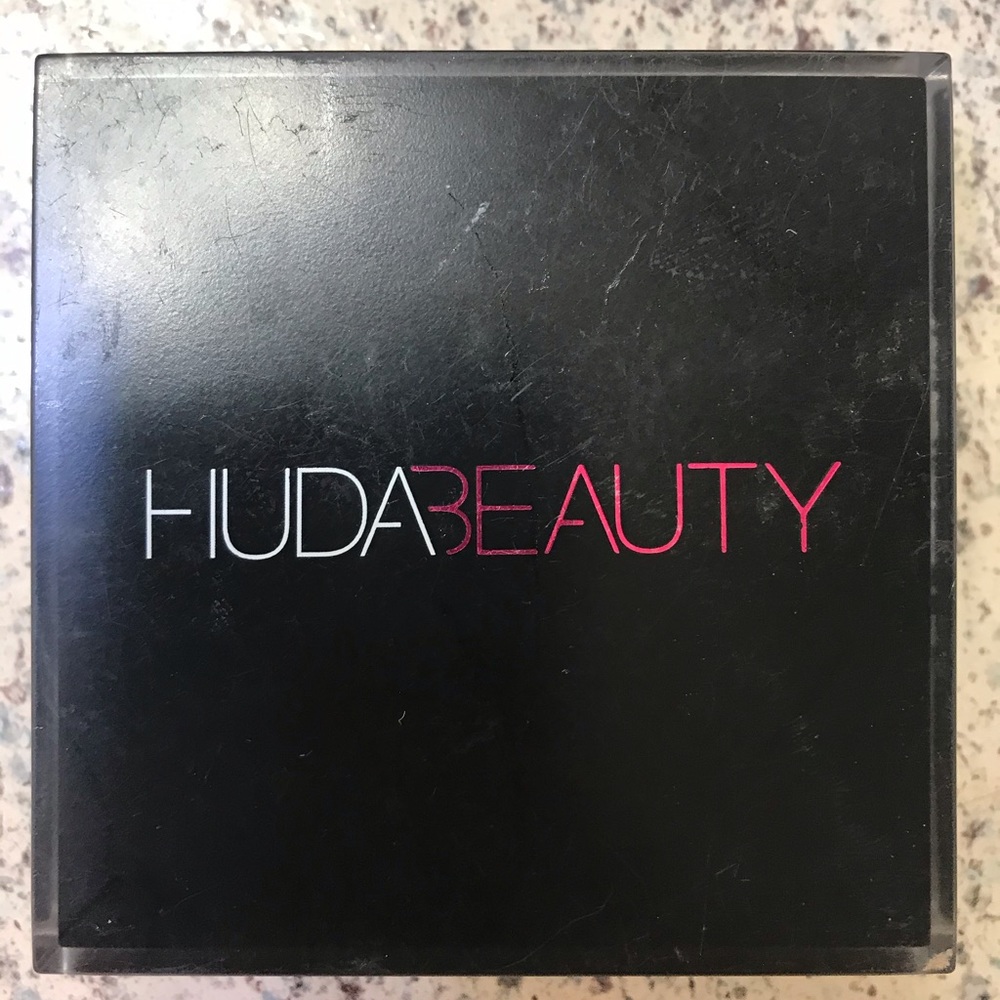 Huda beauty contour in light